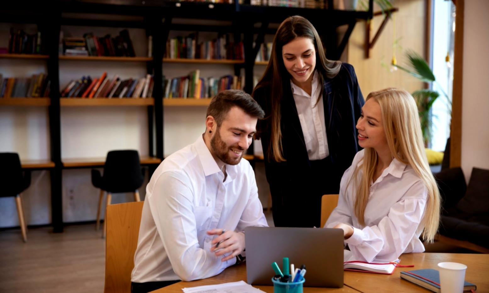 Veltrix eğitim sınıfında öğrenciler proje üzerinde çalışırken